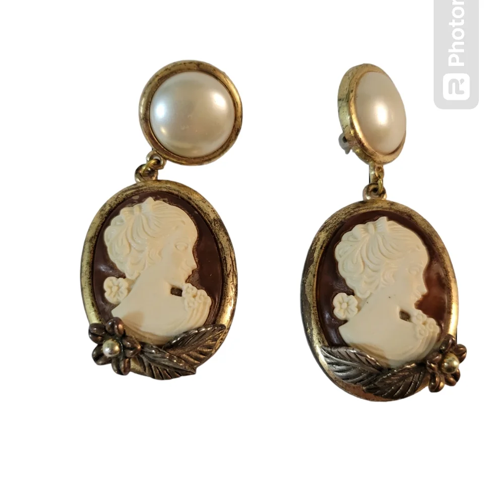 Vintage Cameo Earrings Clip On